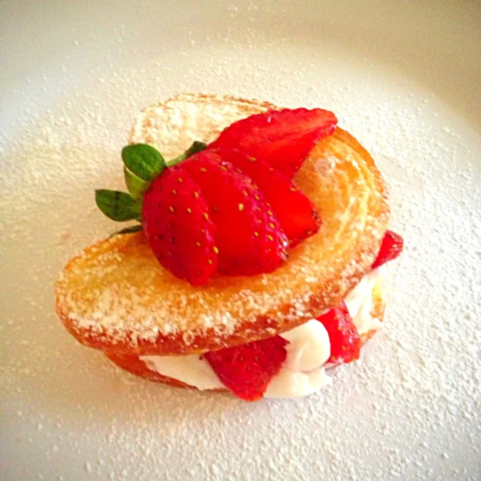 Puff pastry with strawberry vla|mega niken ratriekaさん