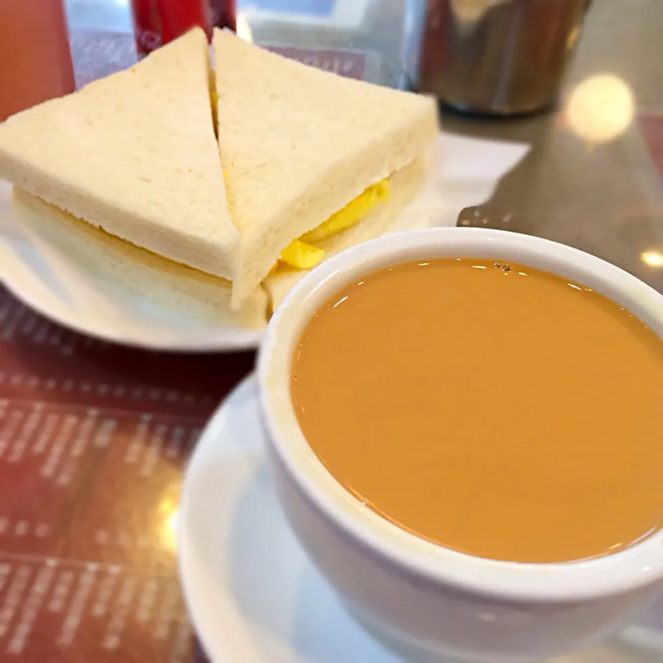 Breakfast 中(egg sandwich+tea)|Mak Toniさん