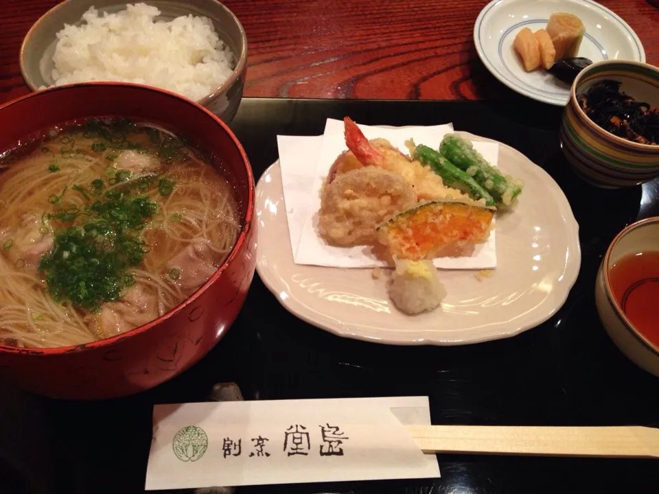 鳥煮麺と天麩羅。コレはいいな。|たけうちさん