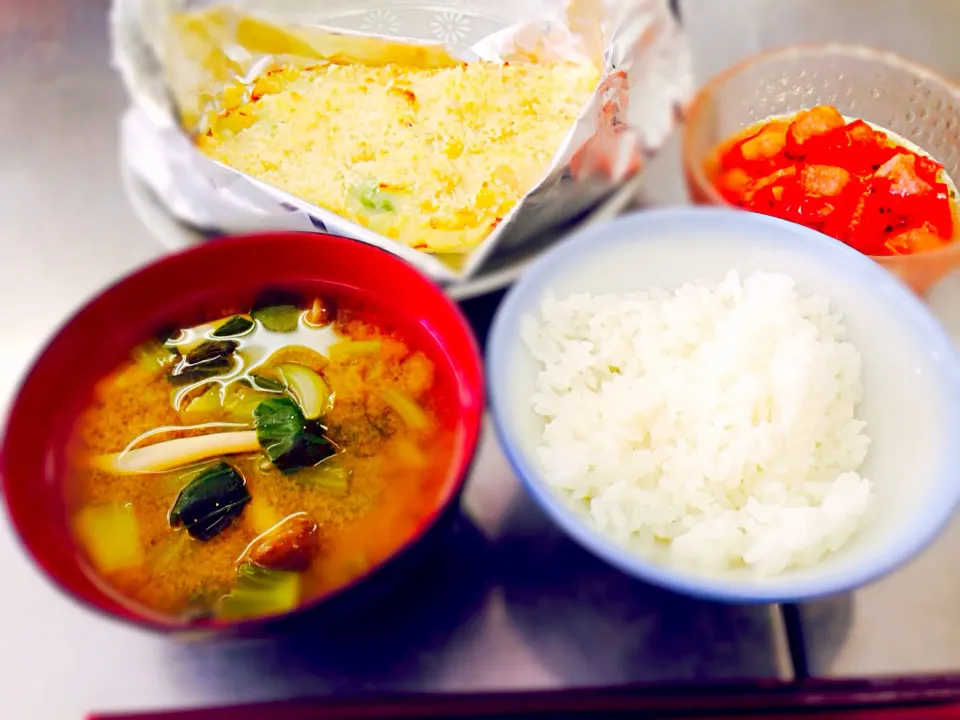 サーモンとキャベツのポテト焼き、トマトマリネ、きのこと青梗菜の味噌汁、ごはん🌱|きゅうちゃんさん