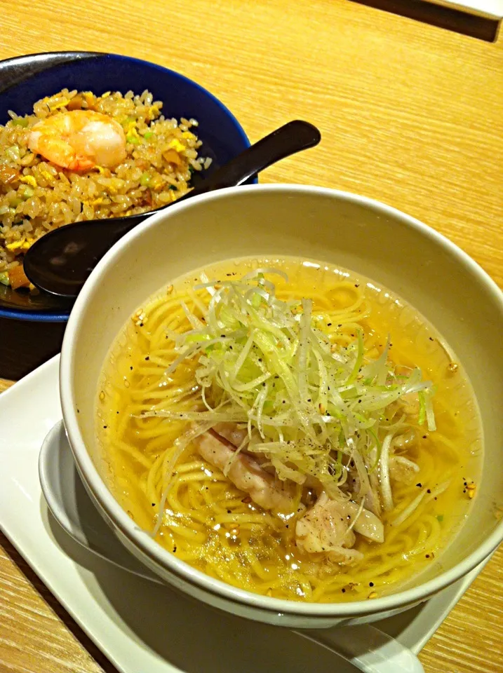 お昼は鳥ソバと五目炒飯をいただきました。|abe yoshiroさん