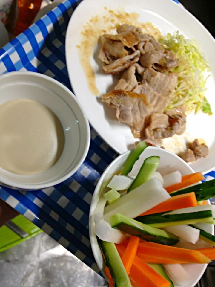 今夜は、バーニャカウダと豚の生姜焼き。全部食べられてしもた〜…>_<…|ハルさん