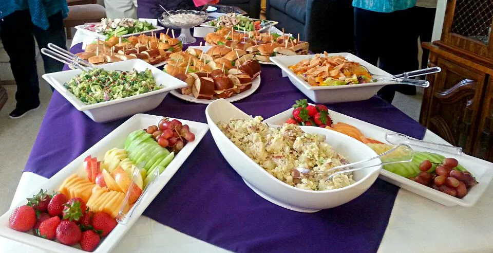 American lunch buffet
-Fruit & Veggie platters
-Salads: Southern Potato, Broccoli, Asian Chicken
-Sandwiches: Ham & White Cheddar on Pretzel, Turkey Club on Cro|Chef On Qさん