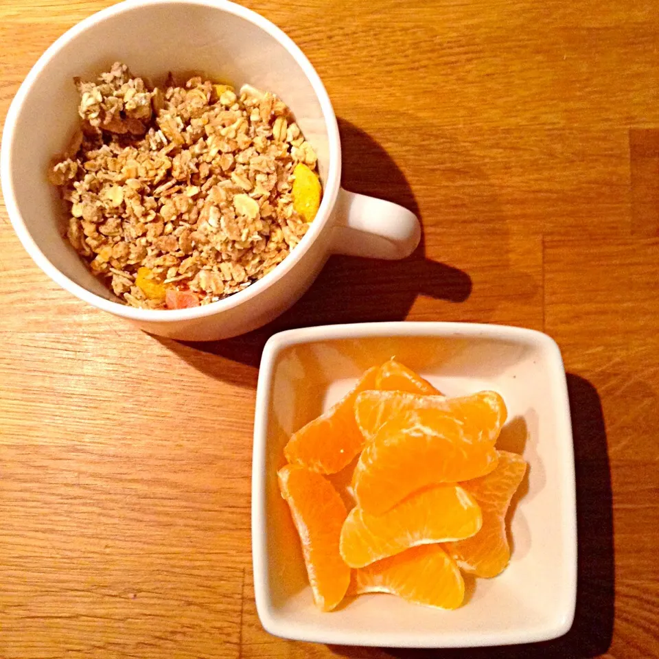 Snapdishの料理写真:Tangerine & crunchy muesli + muesli with dried fruits for breakfast.|Joannaさん