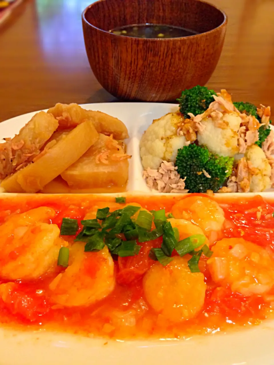 ⭐️海老とトマトの甘酢あん ⭐️大根と桜海老の煮物 ⭐️カリフラワーとブロッコリーのサラダ ⭐️海苔と葱の胡麻味噌汁|よっちぃさん