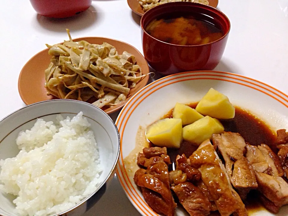 鶏ももの照り焼き、ごぼうのごまドレサラダ、サツマイモと大根の味噌汁|林檎雨さん