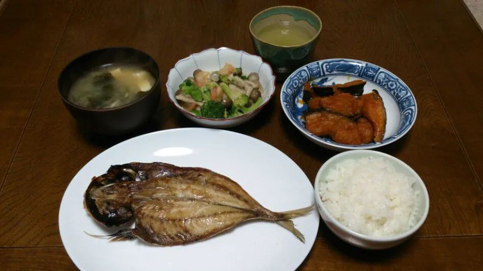 アジの開き＆ブロッコリーとシメジの海鮮炒め＆ワカメと豆腐の味噌汁＆カボチャの煮物|えっちゃんさん