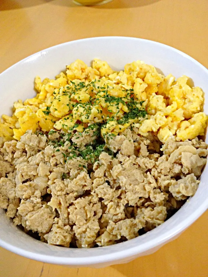 豆腐そぼろとおから入り卵の二色丼|のんこさん