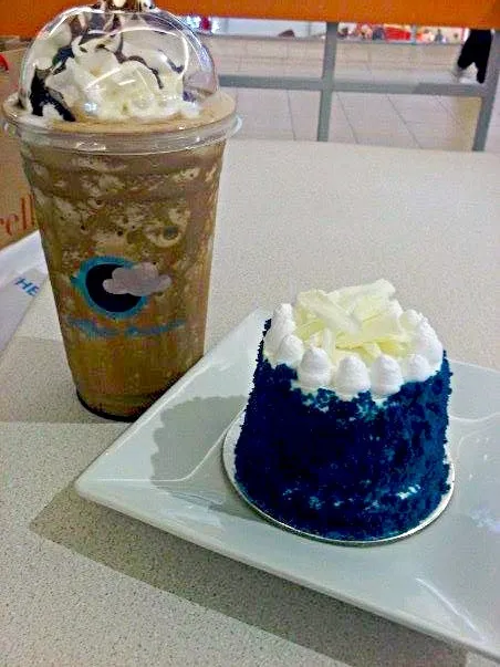 Frothy Caramel & Blue Velvet Cake!|iamfem05さん