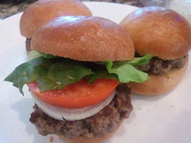 Snapdishの料理写真:Burger sliders with homemade buns|Chef On Qさん