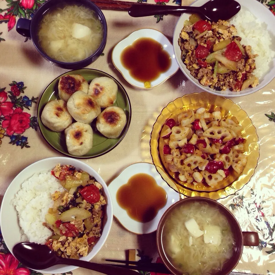 セロリ丼・サラダ・お味噌汁。 おまけの焼き豚饅頭。|naouさん