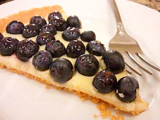 Snapdishの料理写真:Fresh Blueberry Tart with Creme Anglaise|Chef On Qさん