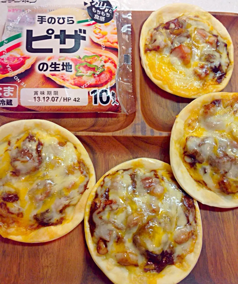 おつまみミニピザ🍕ハッシュドビーフとチーズで❗️|チョス ♪さん