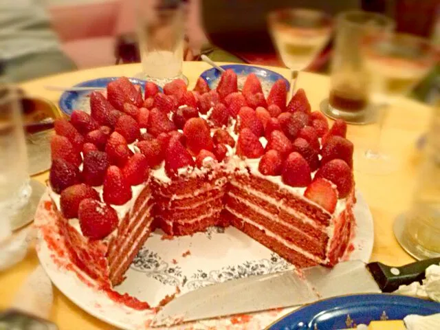 Red Velvet Cake with strawberries on top ~|Bella Lovettさん