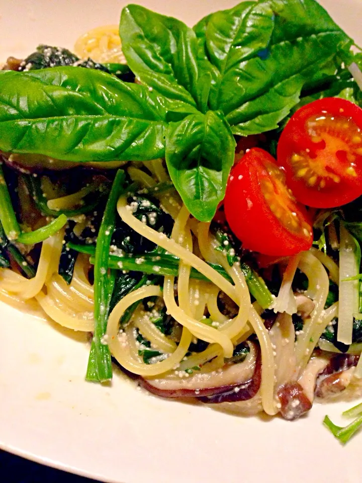 明太子パスタが食べたい！野菜も食べたいってなったらこーなったパスタ  野菜たくさんバジル明太子パスタ 隣にサラダもいます。|yoshimiさん