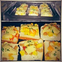 Snapdishの料理写真:Mini Bread Pizza|mega niken ratriekaさん