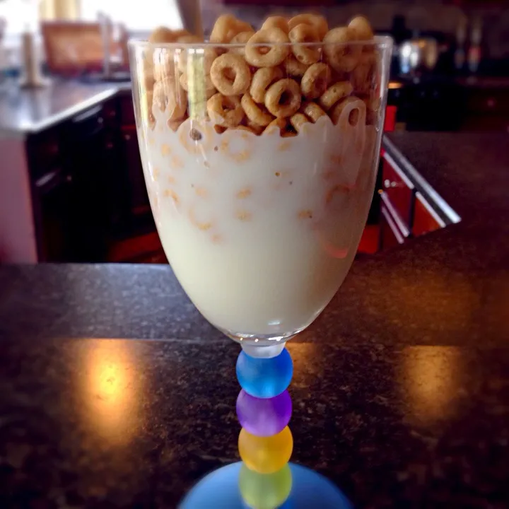 fancy cheerios! just plain cheerios and skim milk.. in a cute cup ☺️|ljさん