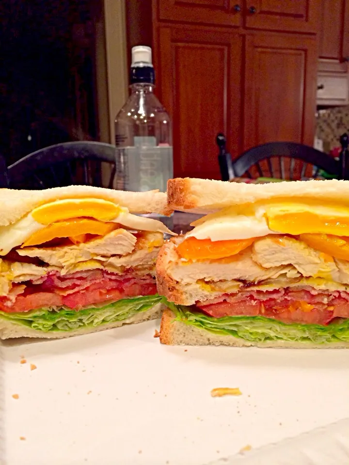 BLT w roasted orange peppers, fried egg, pan seared chicken|Sean 🏄🍷🍝🎿🔪🍍さん