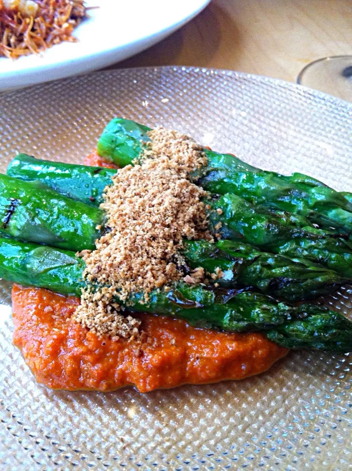 Asparagus over romesco|Sean 🏄🍷🍝🎿🔪🍍さん