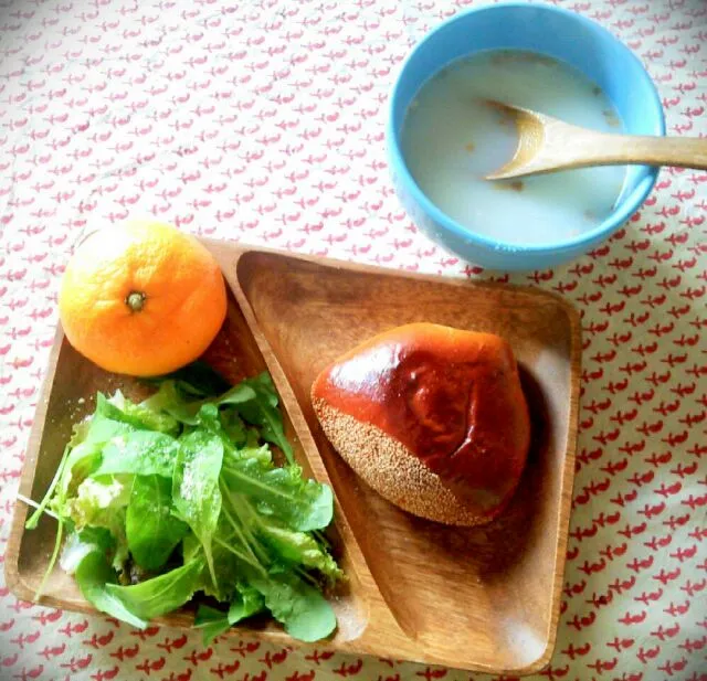 昨日買った半額パンで朝食|トミーサクさん