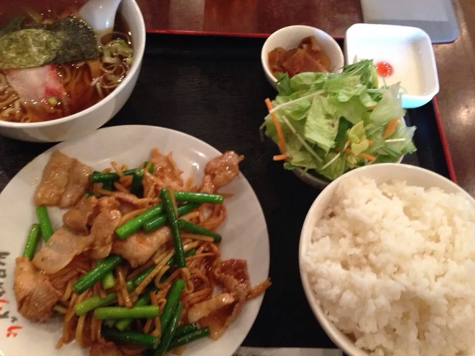 豚肉とニンニクの芽のピリ辛炒め定食|アクちゃんさん