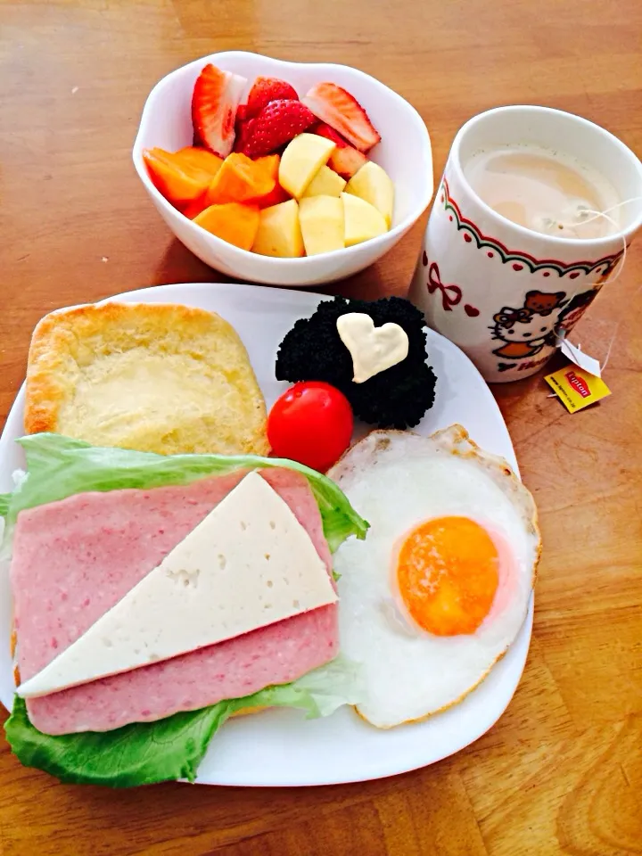 Fruits, bread with ham nd cheese , posed egg nd  milk tea 😊|anjana shresthaさん