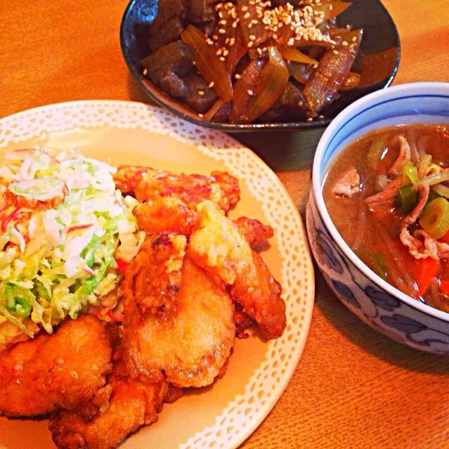 鶏胸肉の唐揚げ。コールスロー。玉ねぎと蒟蒻の生姜炒め。野菜たっぷり豚汁。|あやさん