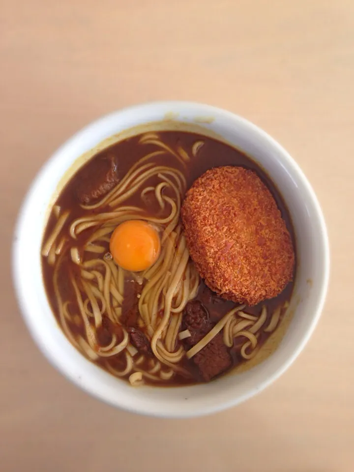 カレーうどん、コロッケと生卵トッピング|coichiさん