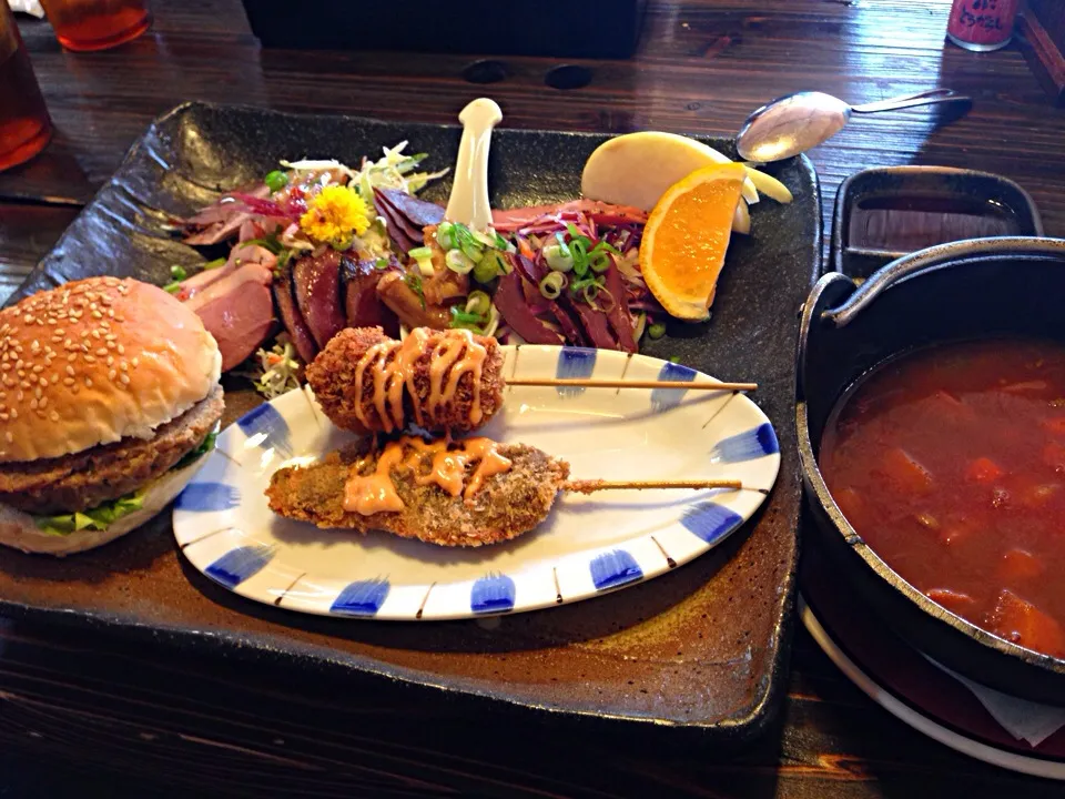 Snapdishの料理写真:紅葉狩りの前に鹿肉料理 初級コースを。鹿シチュー、鹿串揚げ、BLTサンドに鹿肉盛り合わせ。|たけうちさん