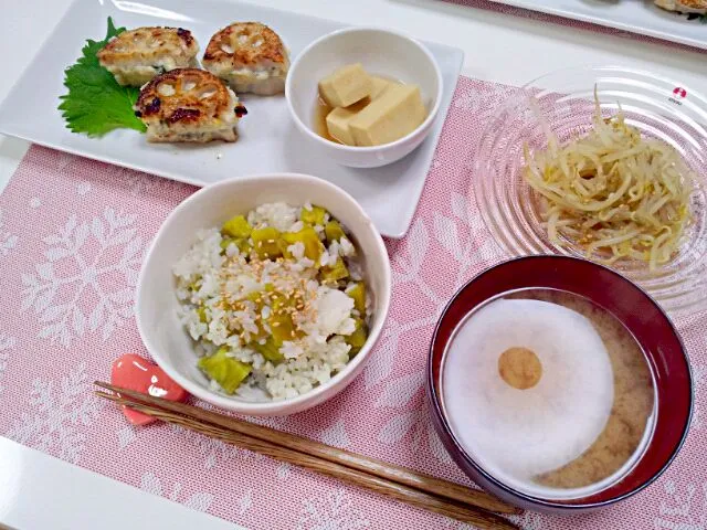 今日の夕食 蓮根のはさみ焼き、高野豆腐、もやしサラダ、さつまいもご飯、大根の味噌汁|pinknari🐰🌈さん