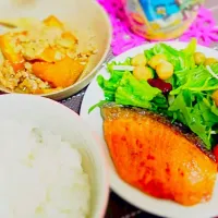 Snapdishの料理写真:♡鮭のムニエル
♡かぼちゃのそぼろ煮
♡ビーンズサラダ|ささちゃんさん