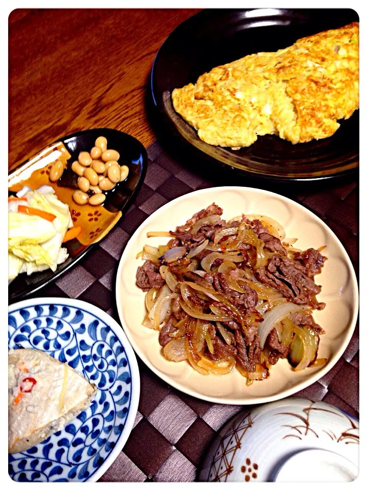 とろろのふわふわ玉子焼きと、牛肉の炒めもの。収穫した大豆の煮物と、キャベツの一夜漬け。|石田聡子さん