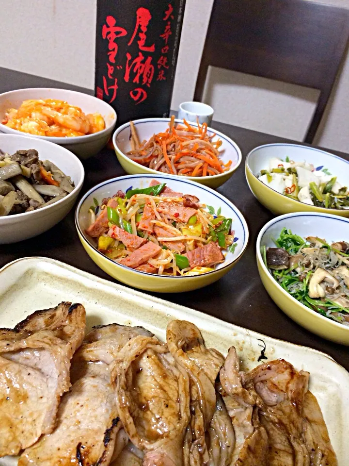 Snapdishの料理写真:やり過ぎな家居酒屋(￣▽￣)  豚肉の塩だれ生姜焼き、キノコと豆苗とじゃこの炒め柚子風味、焼豚とネギともやしの中華風和え、以下相方の母よりいただきもの、牛肉と根菜の煮物、エビチリ、イカ人参、蕪のお漬物、お酒は尾瀬の雪どけ大辛口純米|ままぞうさん