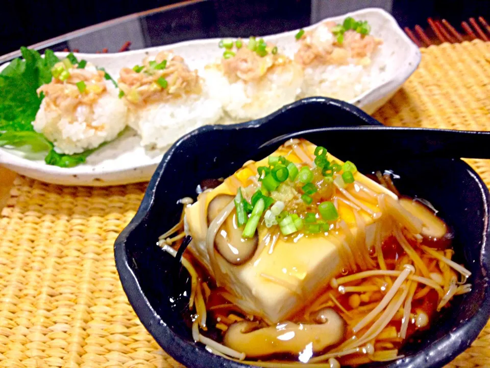 Snapdishの料理写真:豆腐のあんかけとツナ味噌ネギの焼きおにぎり🍙|ともちゃんさん