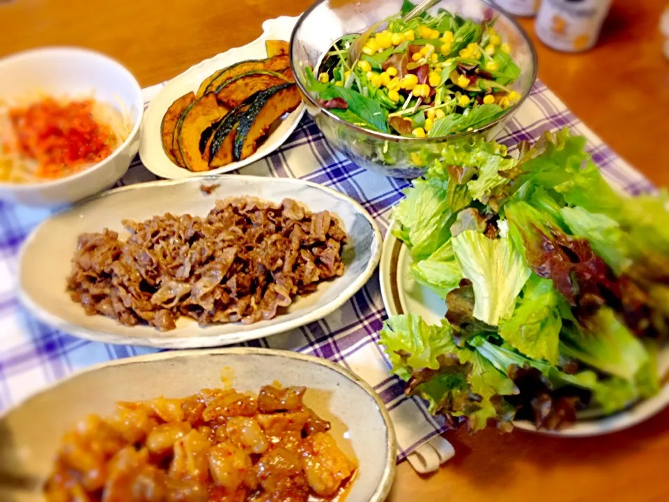 Snapdishの料理写真:今日のご飯。牛肉の炒め物や味付きホルモンをサニーレタスにくるんで〜♫|70koさん