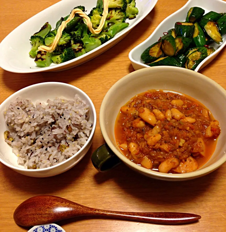 トマトベースのお豆のスープに焼き野菜。胡瓜は砂糖・醤油・お酢のシンプル漬け。|Ozzyさん