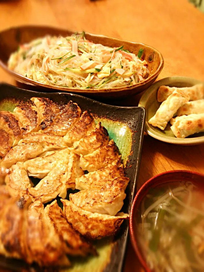 野菜たっぷり餃子～  春雨サラダ～  ザーサイのスープ～  余った餃子の皮でシソチーズ挙げ～|ゆりっぺさん