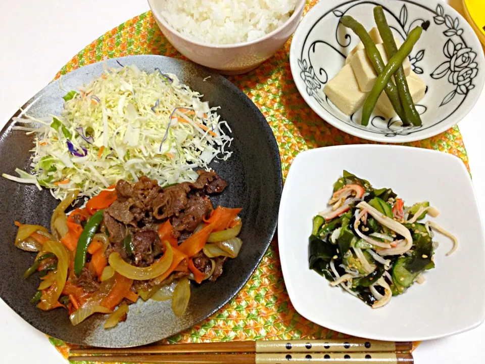 牛肉と野菜の甘辛炒め、高野豆腐の煮物、胡瓜わかめカニカマじゃこの酢の物、サラダ♡|yuiさん