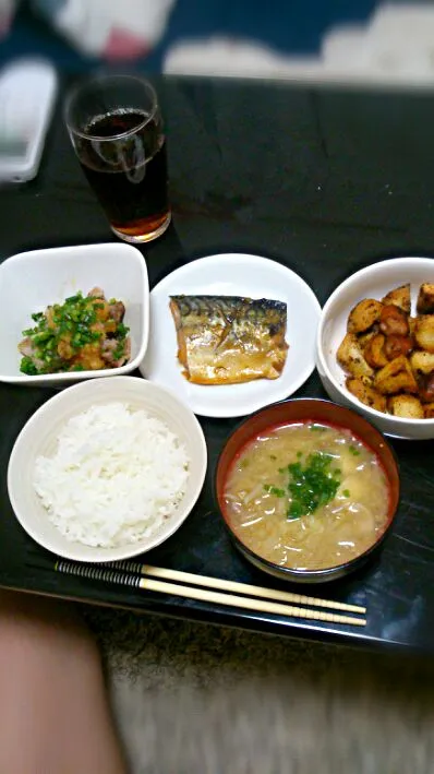 鯖の味噌煮、牛すじの大根おろしポン酢かけ、じゃが芋とｳｲﾝﾅｰのｺﾝｿﾒ炒め、豚汁、ご飯|Anna Iwanishiさん