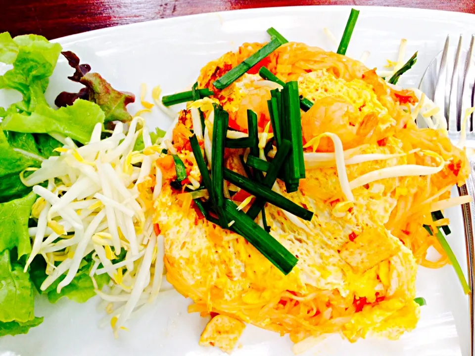 Snapdishの料理写真:Pad tai ผัดไทยกุ้งสด|anakin ninphilさん