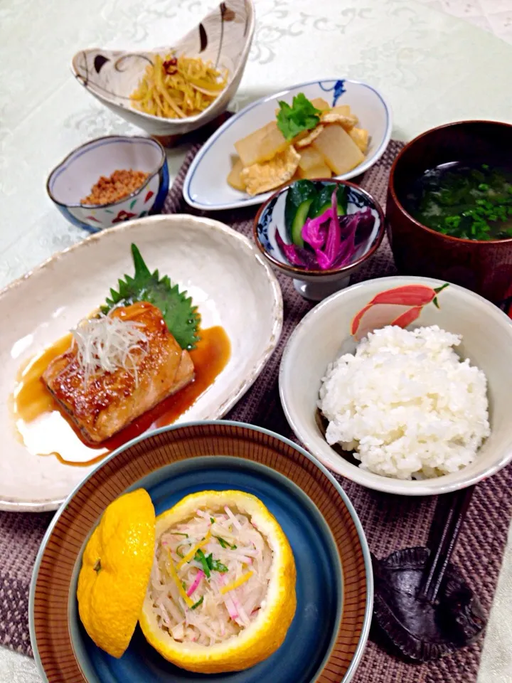 鮭の照焼き＆大根と帆立のサラダの柚子釜＆大根と油揚げの煮物＆大根の皮のキンピラ＆鶏そぼろ＆漬物|デミさん