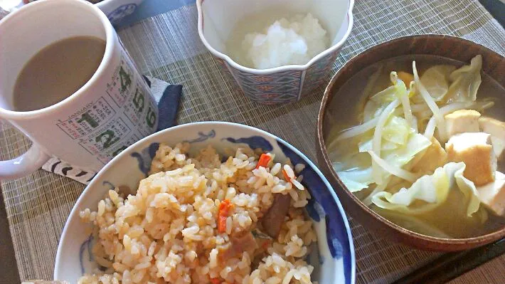 炊き込みごはん&大根おろし&厚揚げとキャベツの味噌汁|まぐろさん