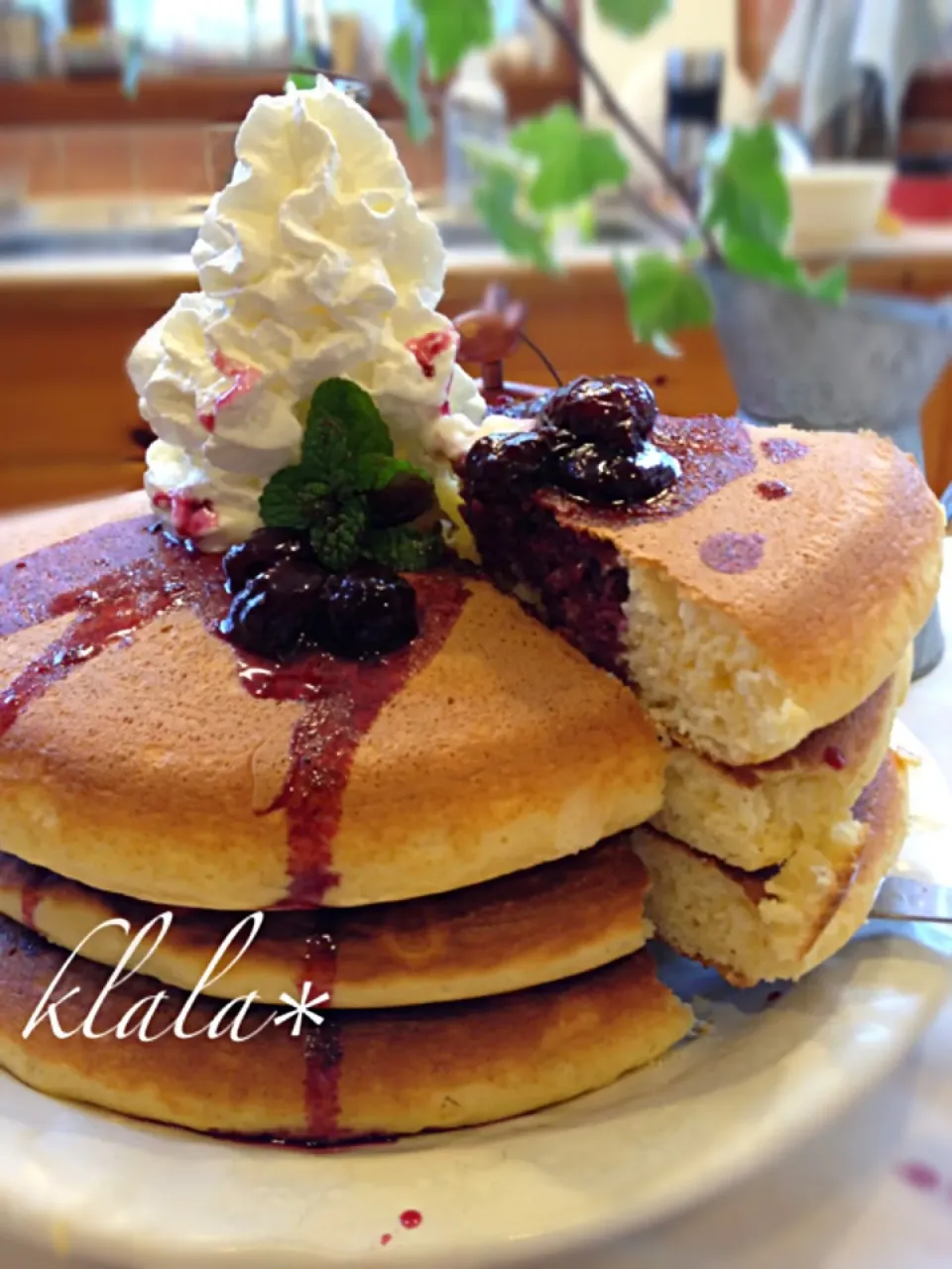 休日朝ごはん🌞ホットケーキ❤バルサミコベリーソース|くららさん