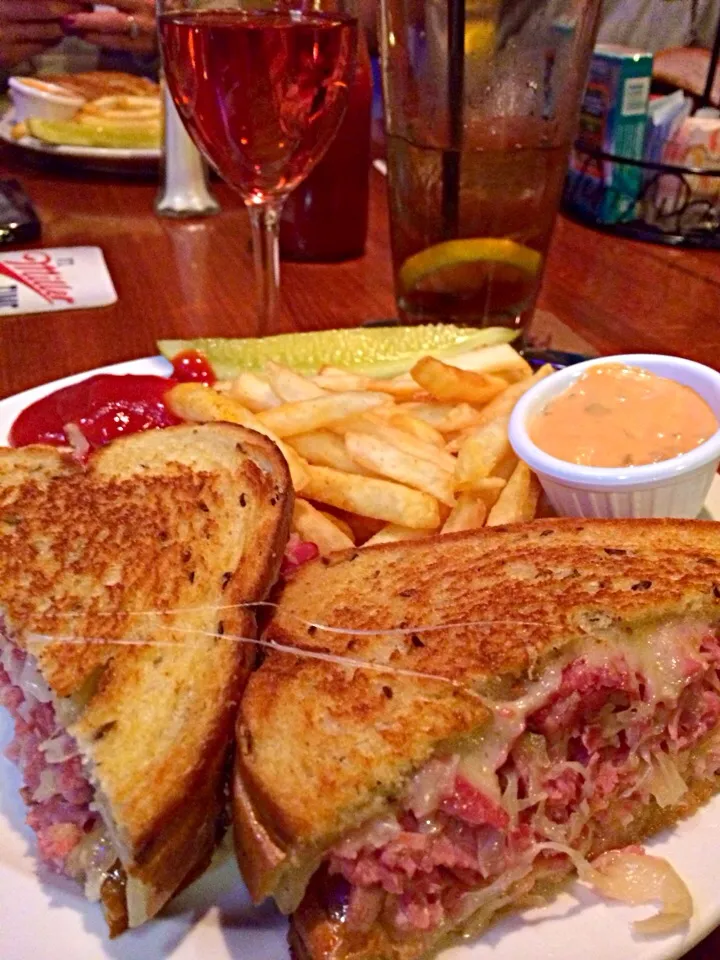 Ruben at Buck Bradley's. The longest bar east of the MISSISSIPPI|amyさん