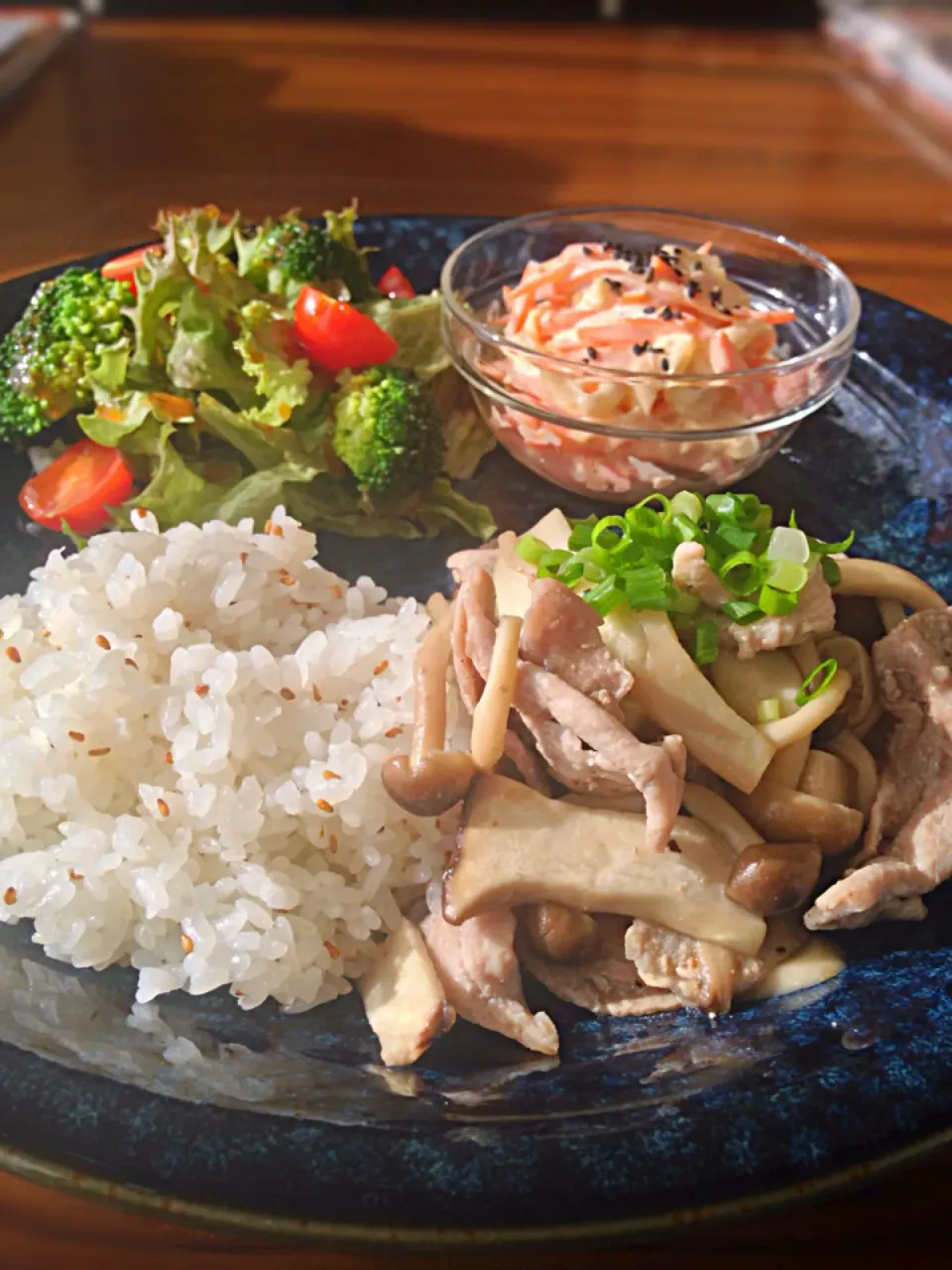 ⭐️豚肉ときのこの塩だれ炒め  ⭐️ゴマご飯 ⭐️人参と玉ねぎのサラダ ⭐️野菜サラダ 玉ねぎドレッシング|よっちぃさん