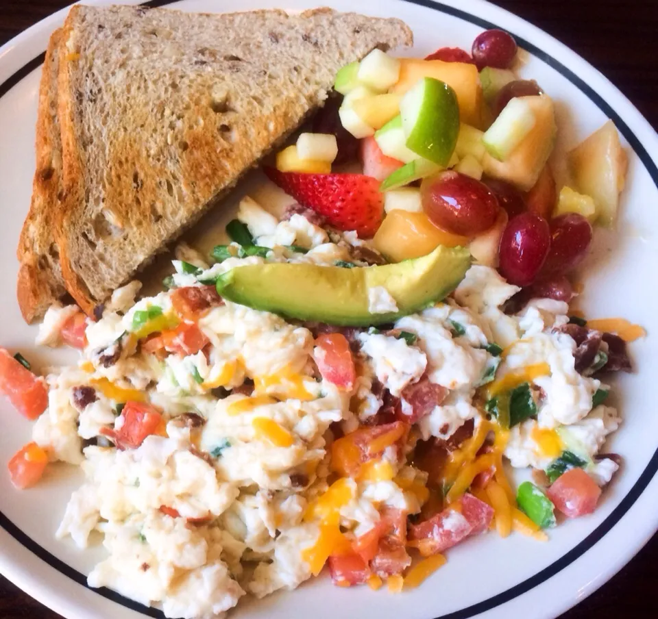 Egg White Scramble with Fruit and Toast|sooprcoolchicaさん