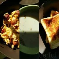 Snapdishの料理写真:Brunch: Scrambled eggs with Smoked Chicken sausage, mushroom soup and garlic bread|1derfulさん