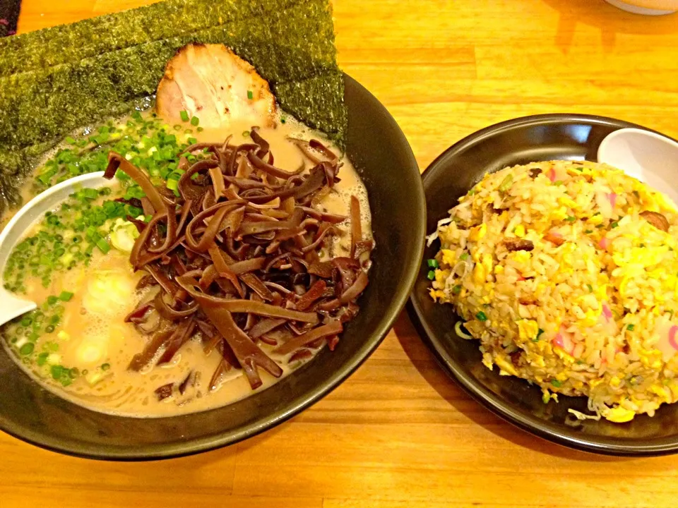 Snapdishの料理写真:キクラゲとんこつラーメンとチャーハン|umaoumaoさん