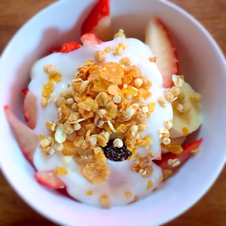 Snapdishの料理写真:Lanche da tarde - Iogurte com frutas e granola|Hérica Yamasumiさん