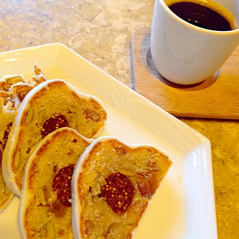 Snapdishの料理写真:シュートレンでお茶〜😊|MIEKO 沼澤三永子さん